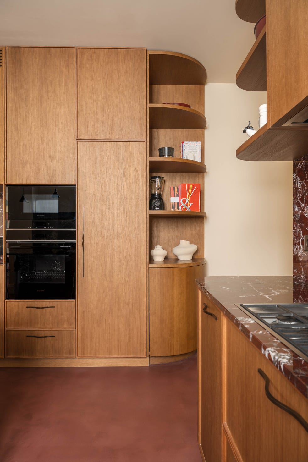 cocina con armarios de madera