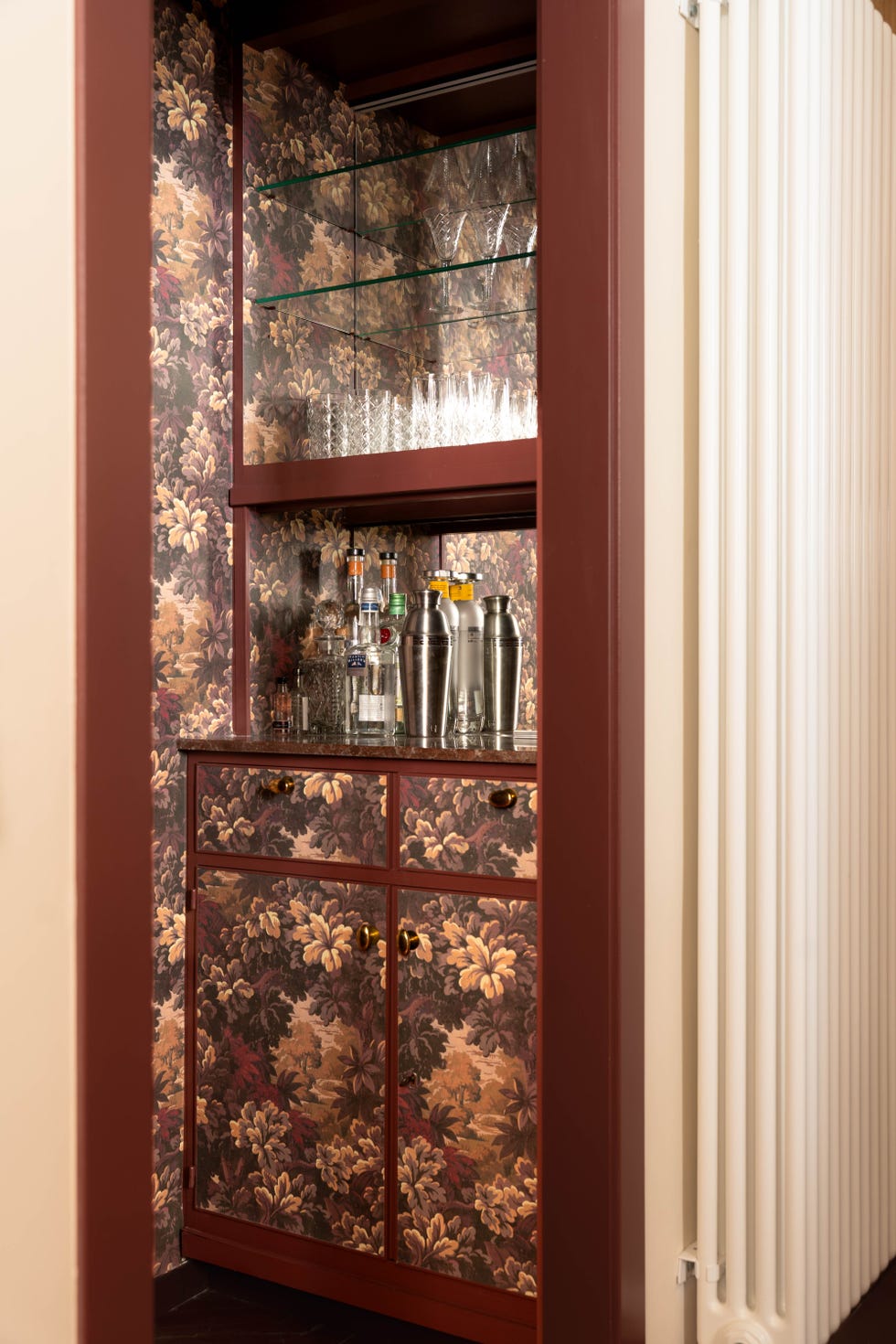 mueble bar decorado con papel pintado floral