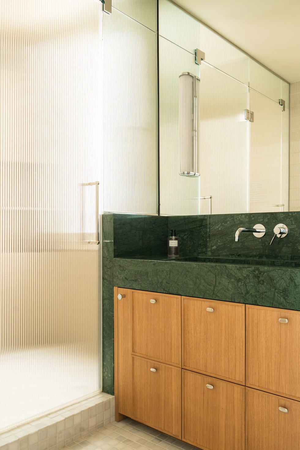 mueble de baño de madera con encimera de mármol verde