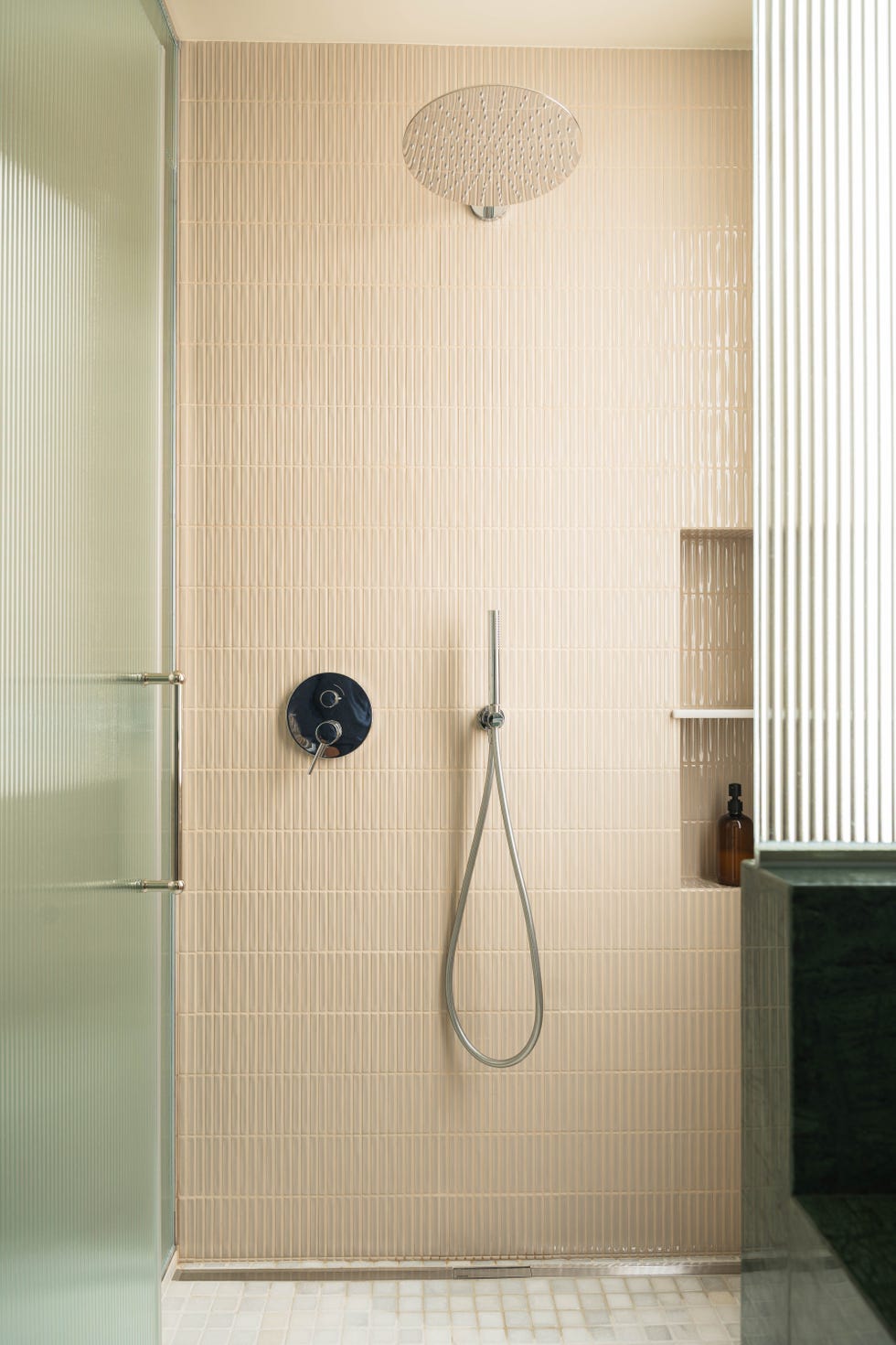 ducha con azulejos beige