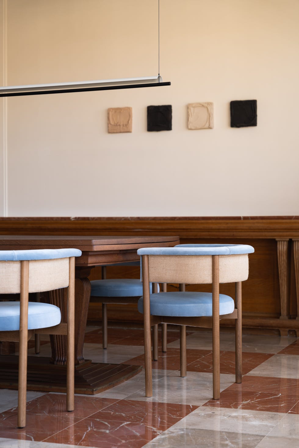 mesa de comedor de madera y sillas de terciopelo azul