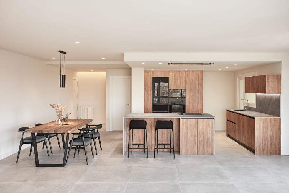 cocina abierta moderna de piedra y madera con isla central