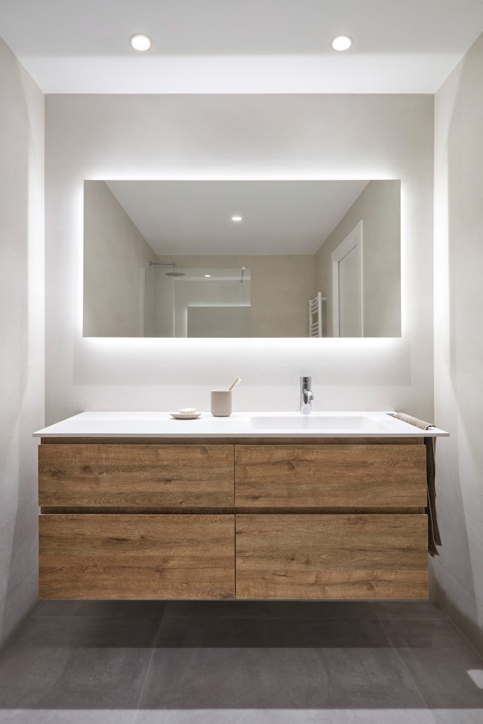 baño moderno con mueble de madera suspendido