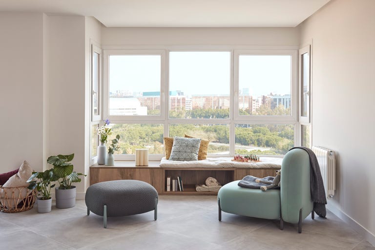 rincón de lectura de diseño moderno bajo la ventana