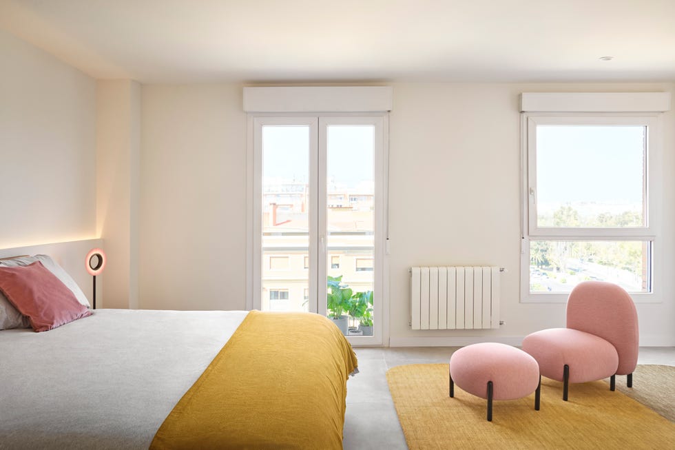 dormitorio moderno y minimalista decorado en blanco, rosa y mostaza
