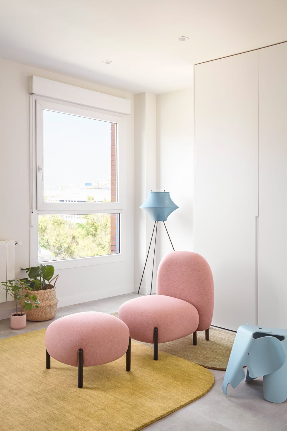 dormitorio moderno y minimalista decorado en blanco, rosa y mostaza