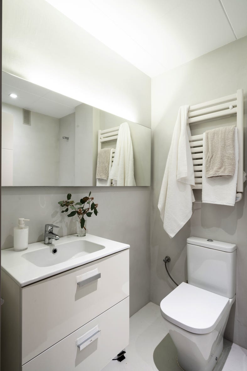 baño con suelo y paredes de microcemento