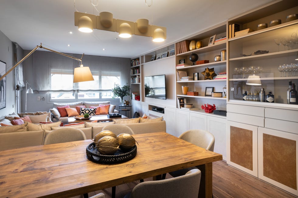 salón comedor decorado en tonos neutros con armario de tv empotrado
