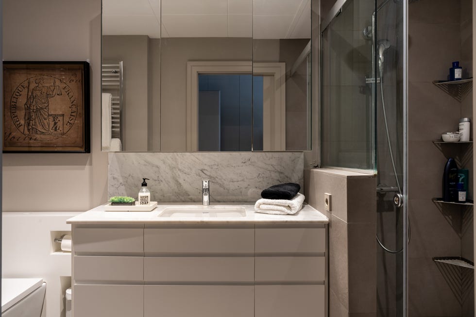 baño con revestimientos porcelánicos