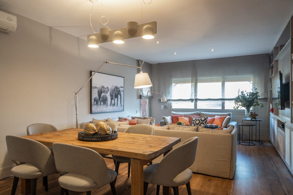 salón comedor decorado en tonos neutros con armario de tv empotrado