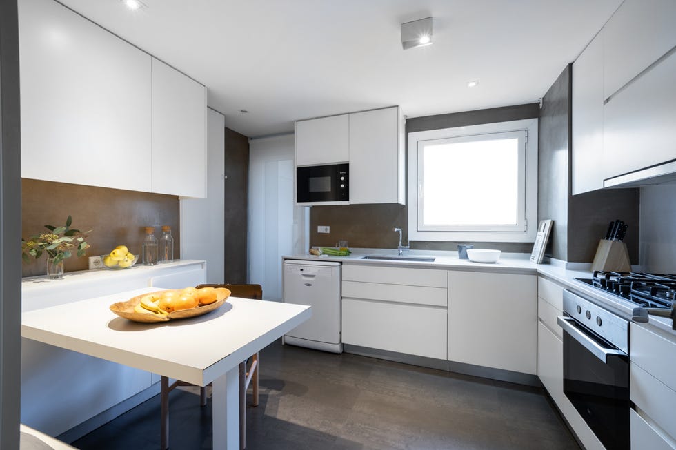 cocina con office y armarios en blanco sin tiradores