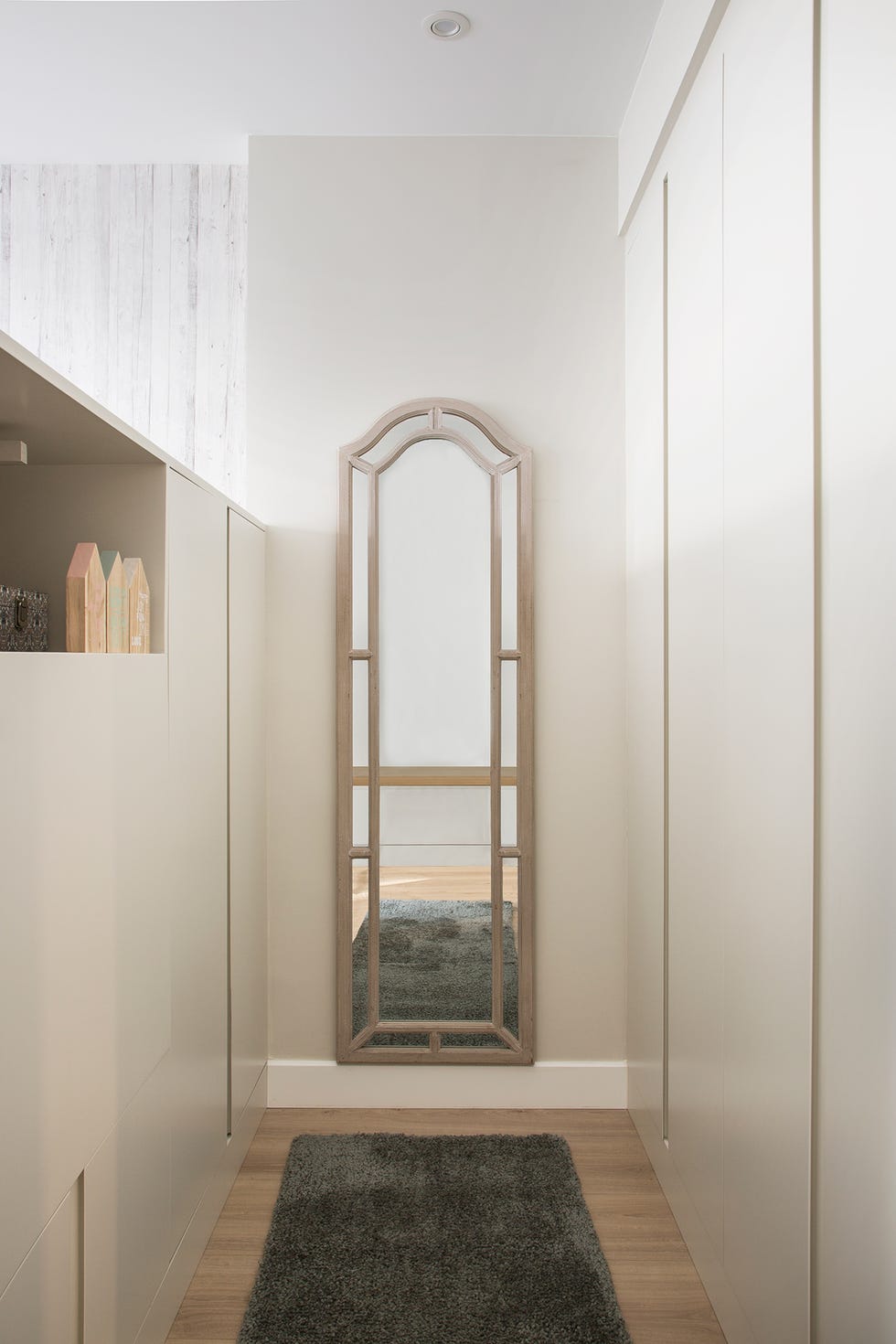 Vestidor juvenil con espejo de pared
