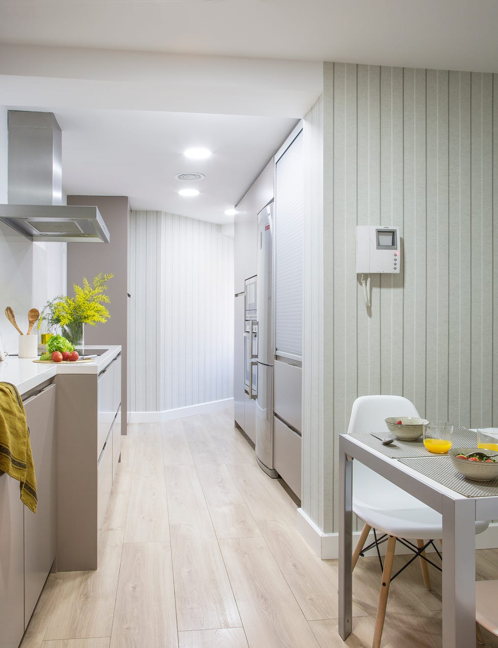 Cocina con office decorada en tonos suaves