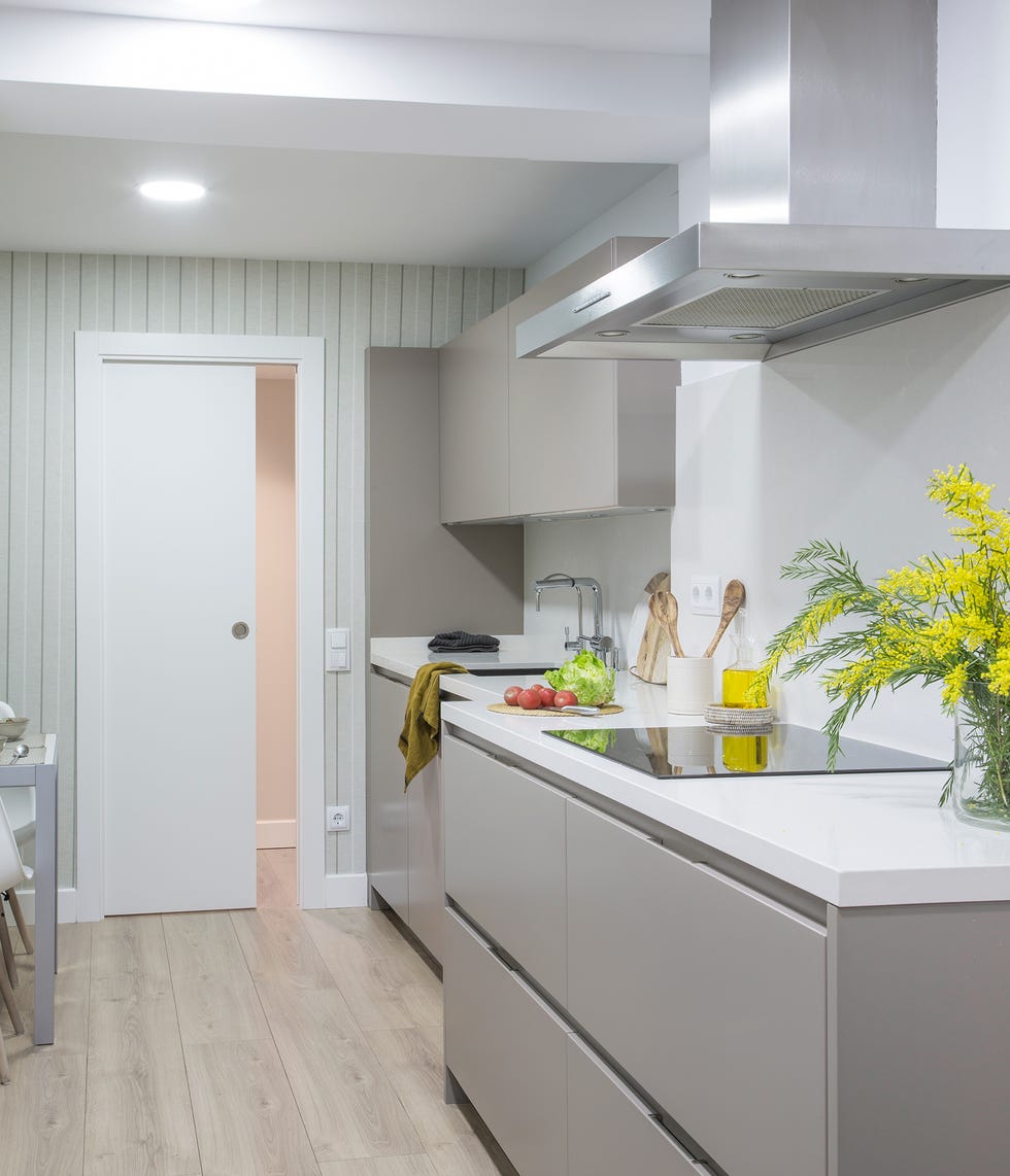 Cocina con office decorada en tonos suaves