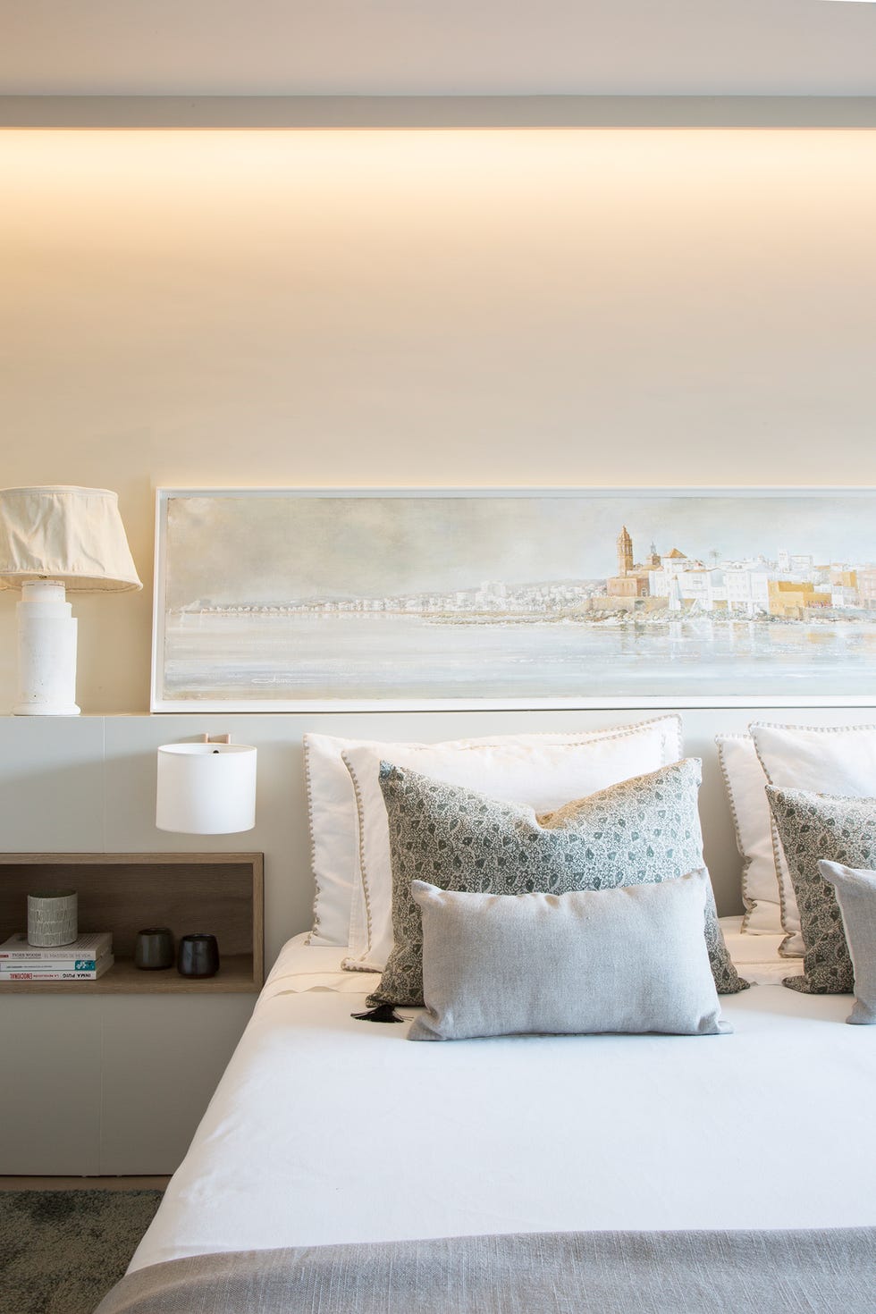 Cabecero de la cama decorado con una pintura