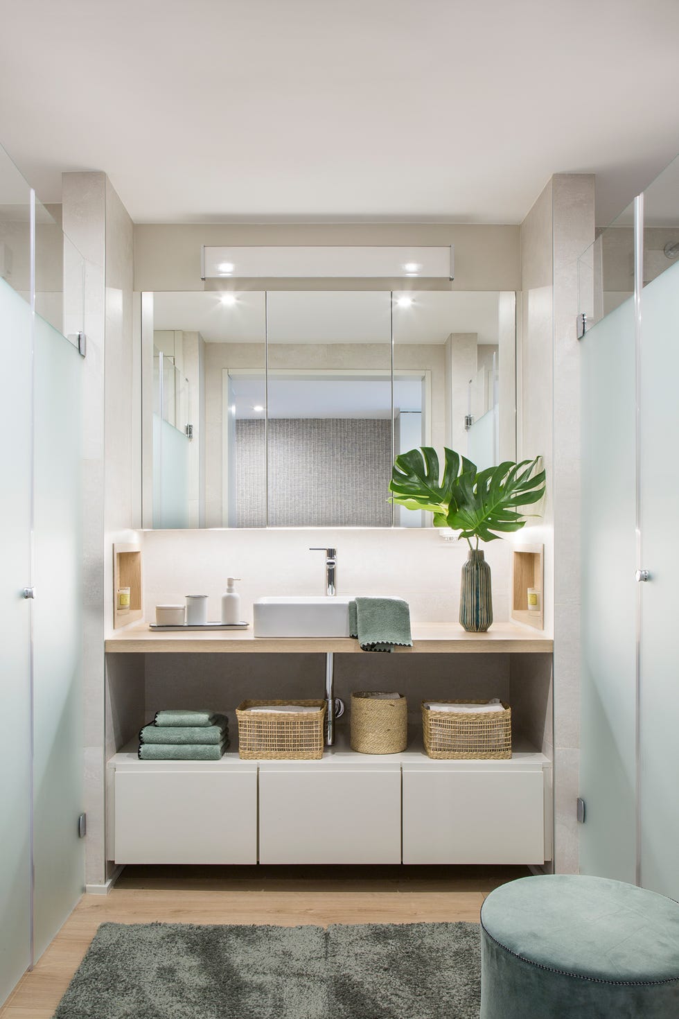 Baño principal con dos cabinas de ducha