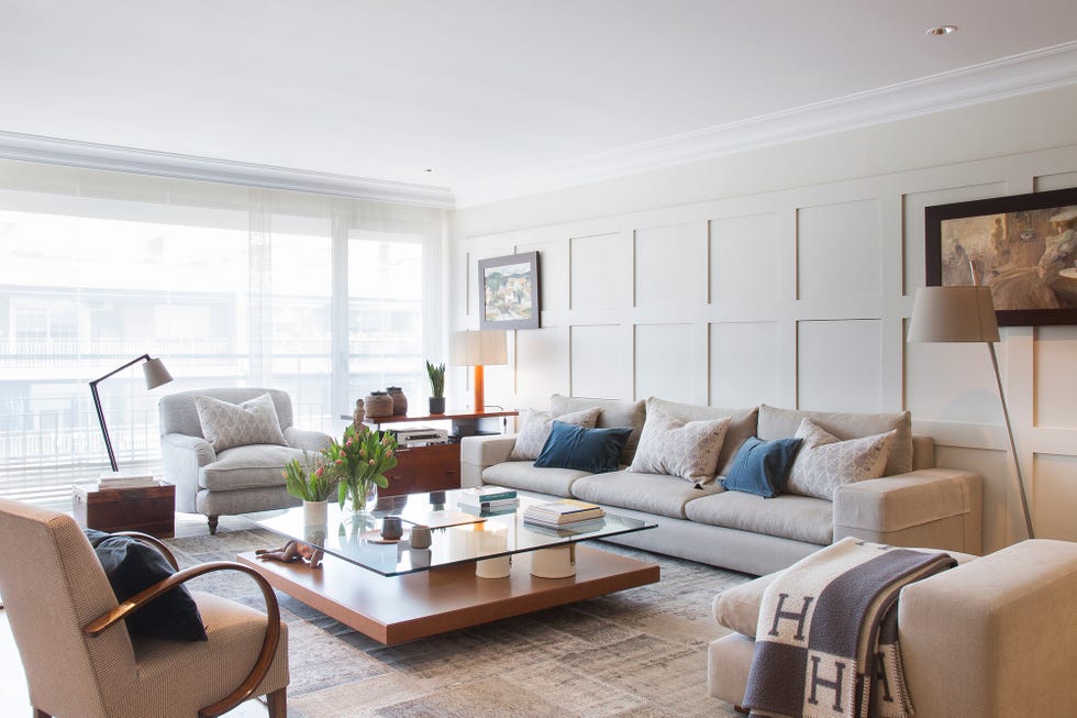 Salón decorado en tonos neutros