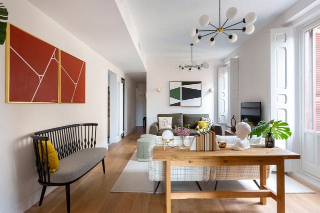 salón con decoración contemporánea y pinturas modernas