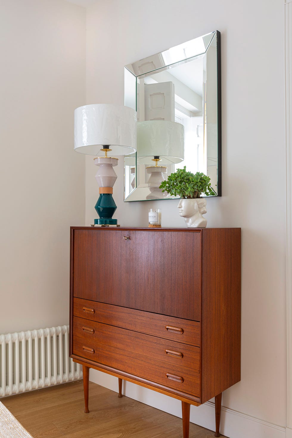 aparador de madera de diseño mid century