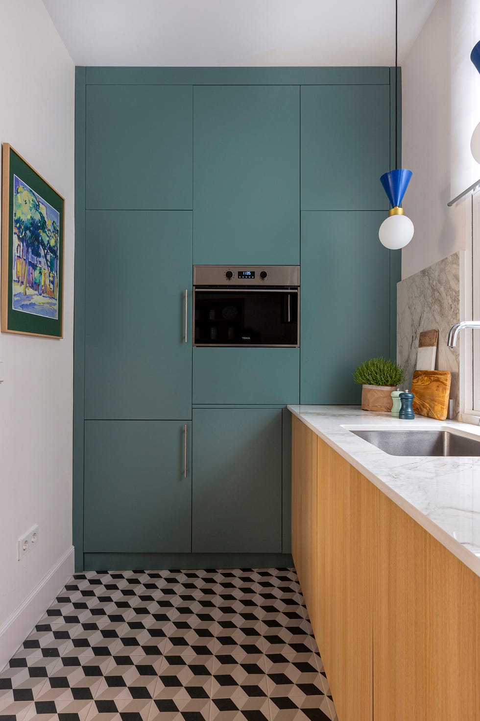 cocina de diseño contemporáneo con encimera de mármol y armarios verdes