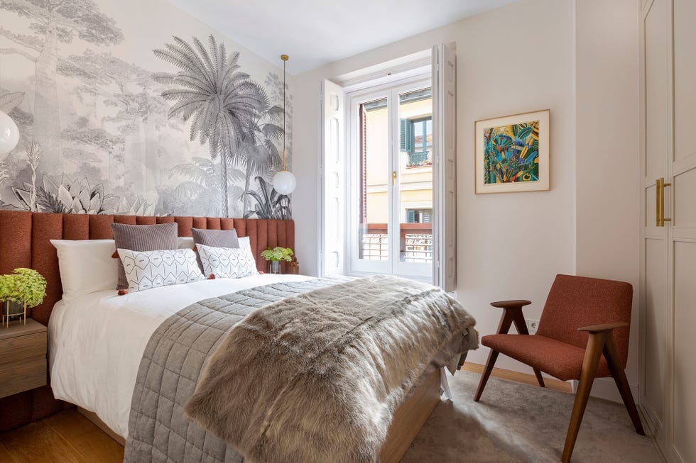 dormitorio de diseño contemporáneo con papel pintado de palmeras grises y cabecero tostado