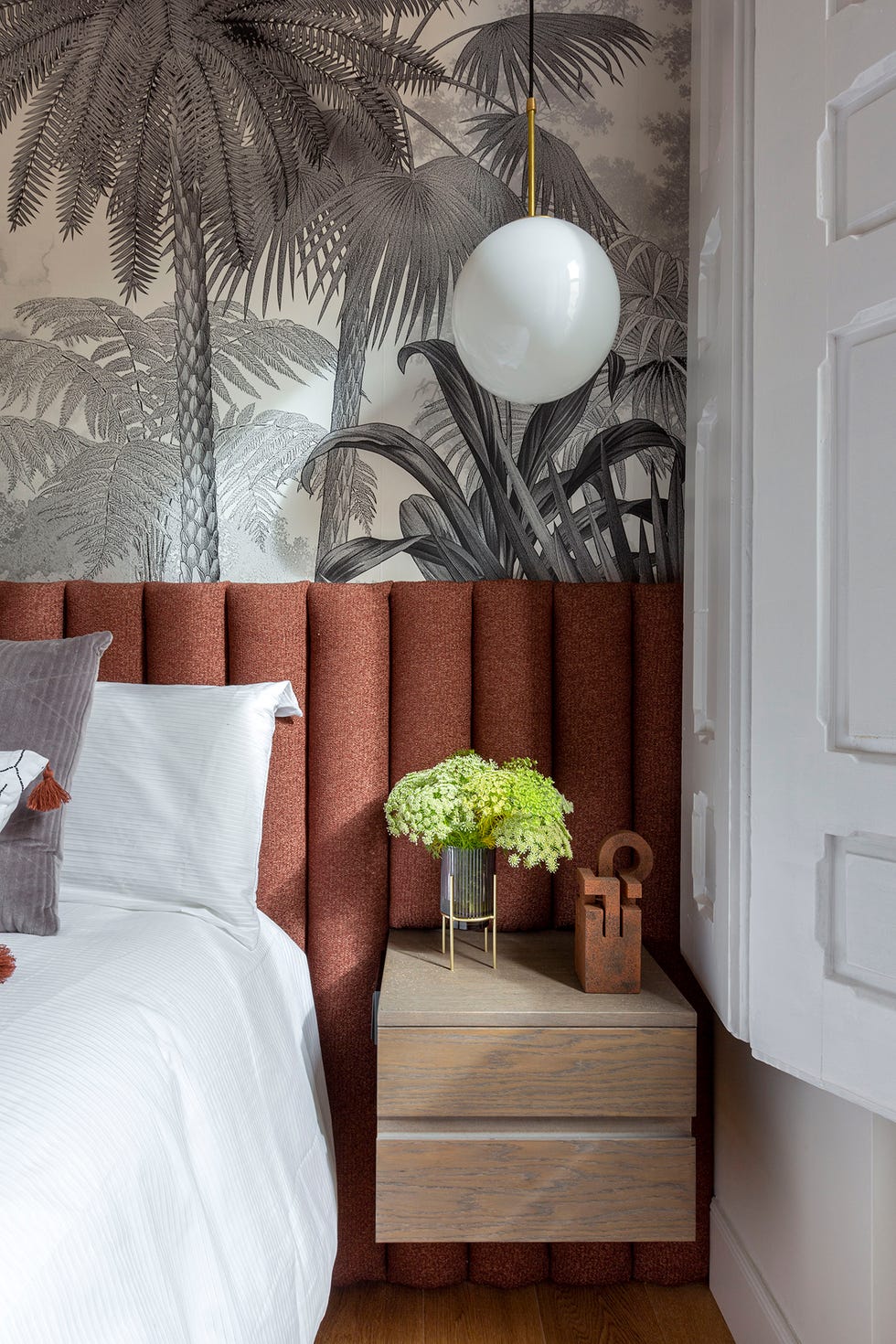 dormitorio de diseño contemporáneo decorado en tonos tostados
