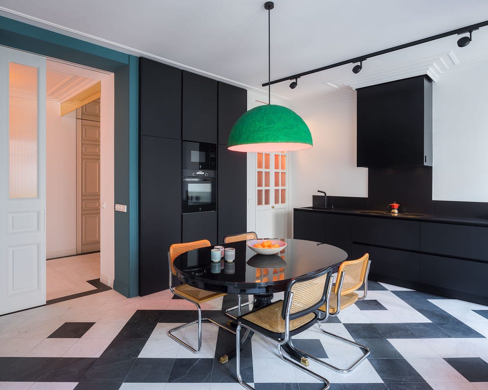 reforma integral casa señorial madrid de los austrias comedor con suelo en blanco y negro