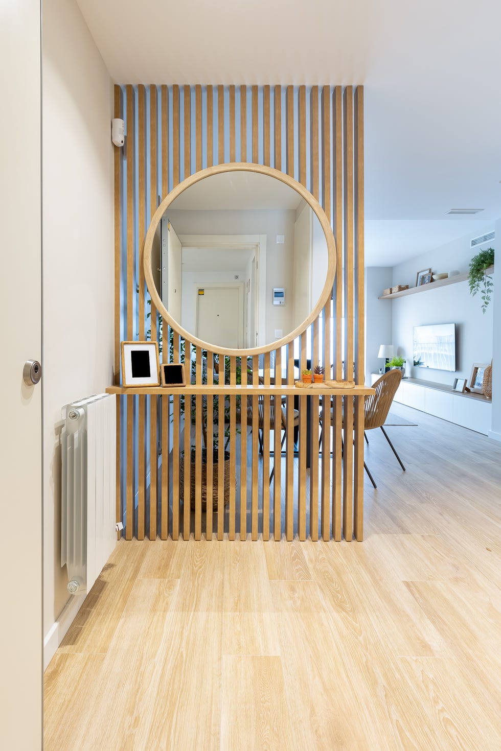 recibidor con divisor de ambientes con listones de madera
