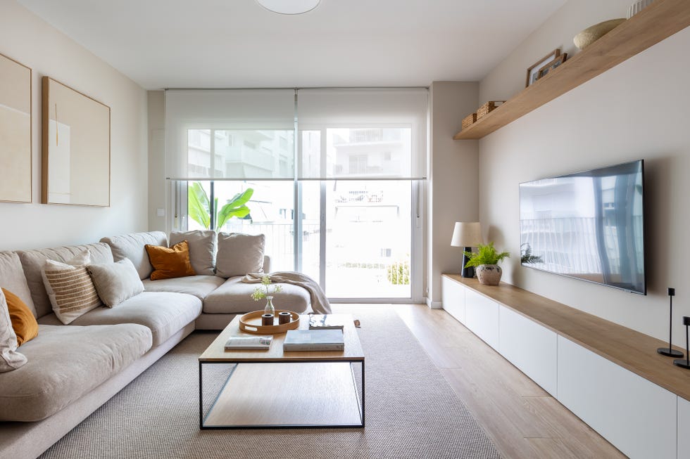 sofá con chaise longue y mueble de tv en blanco y madera