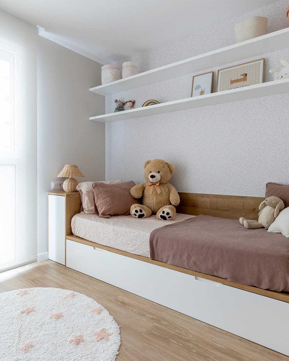 habitación infantil con cama nido y estantes de madera