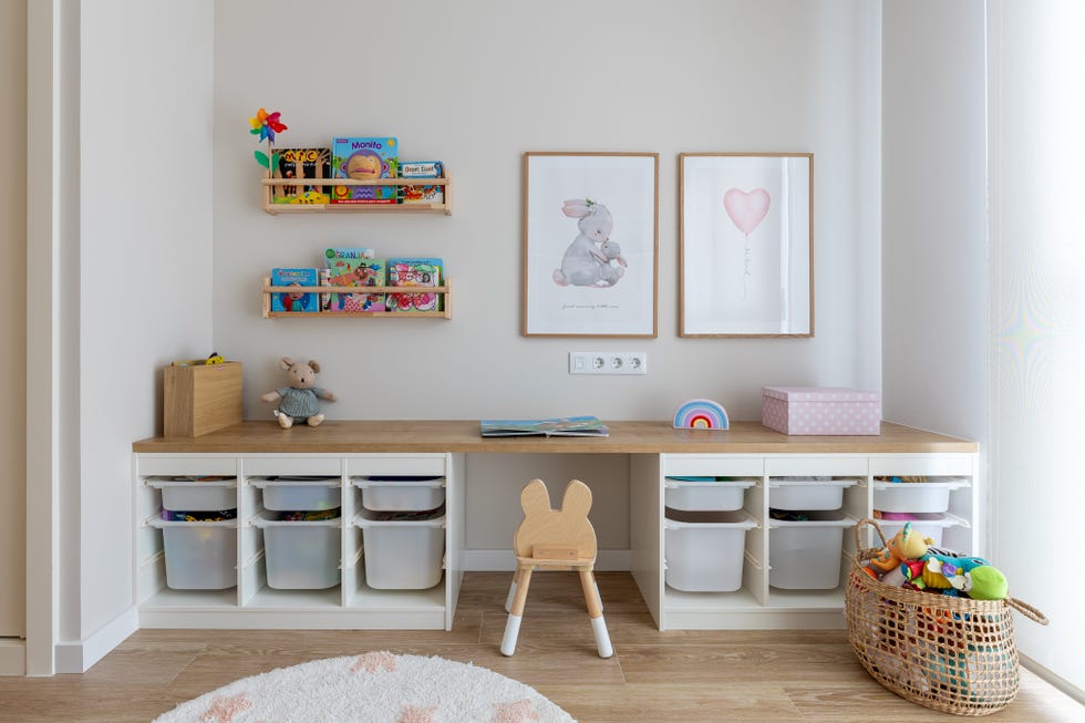escritorio infantil con zona de juegos