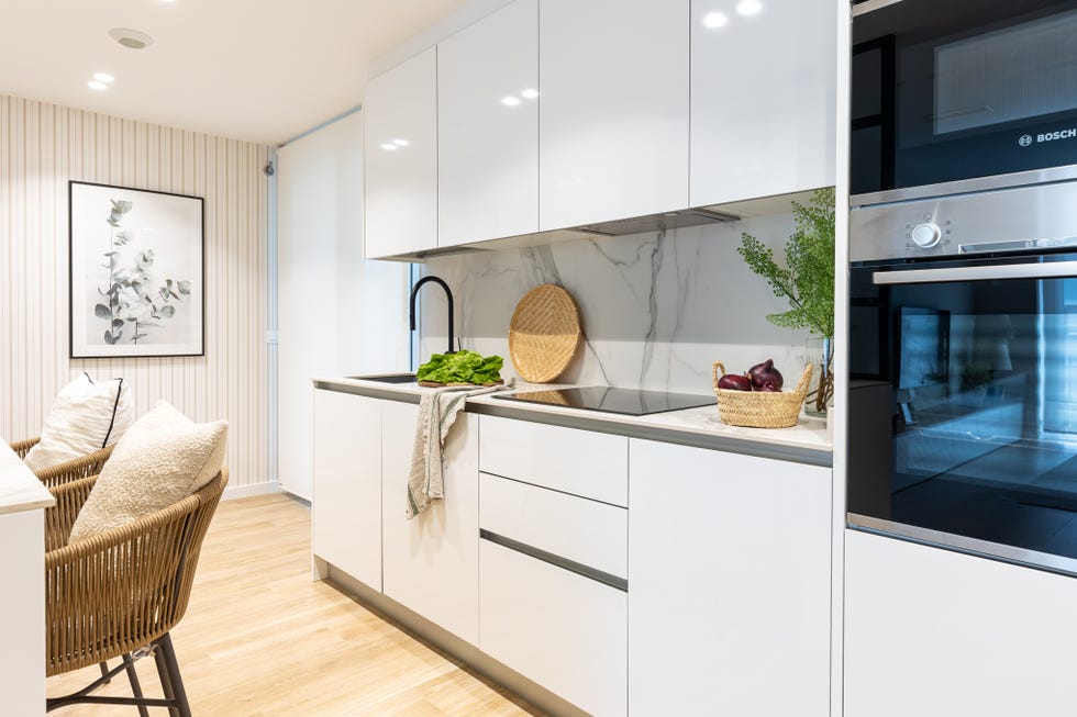 cocina con armarios lacados en blanco