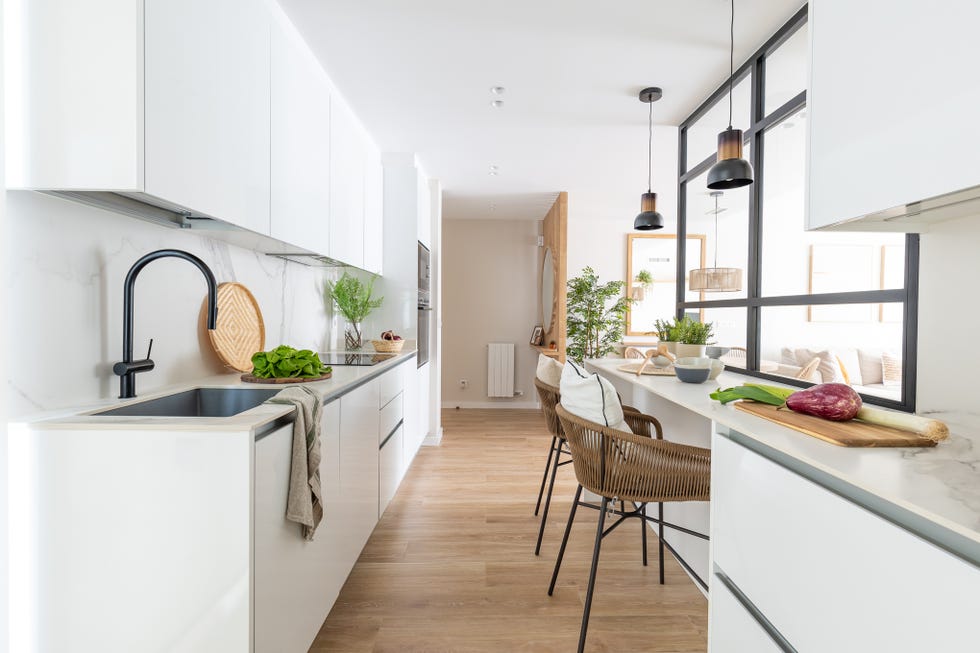 cocina con barra de desayuno