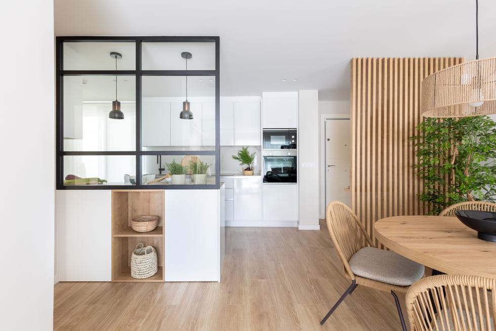 cocina abierta al salón con un separador de vidrio