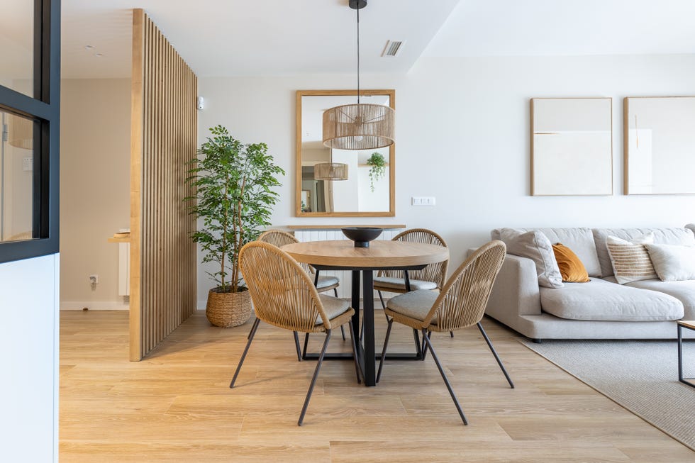 mesa de comedor redonda de madera con sillas de cuerda