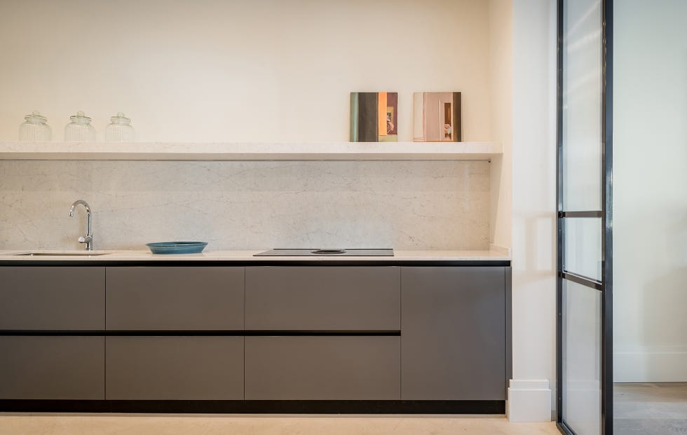 cocina abierta moderna con encimeras y baldas de mármol