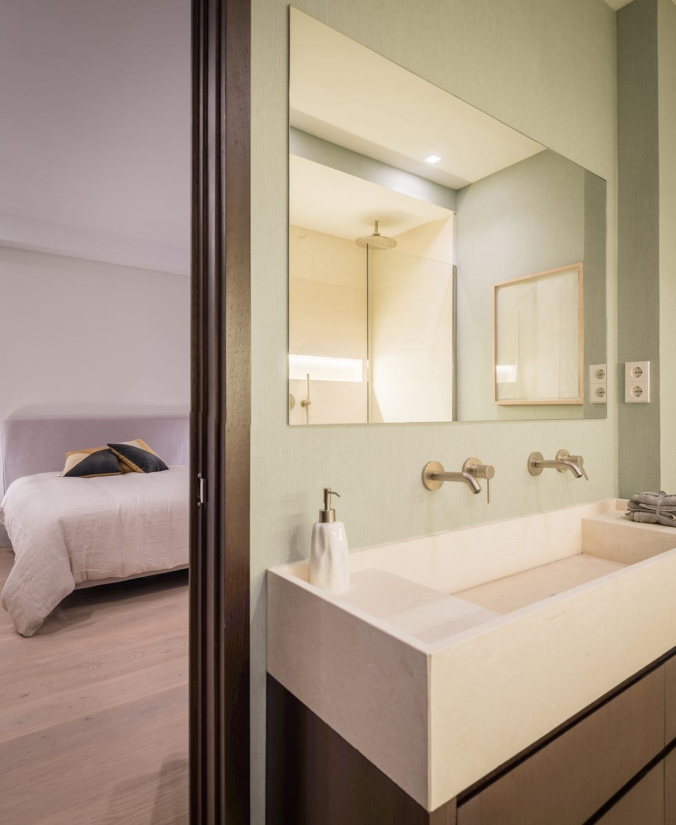 baño en suite con lavabo de caliza alba
