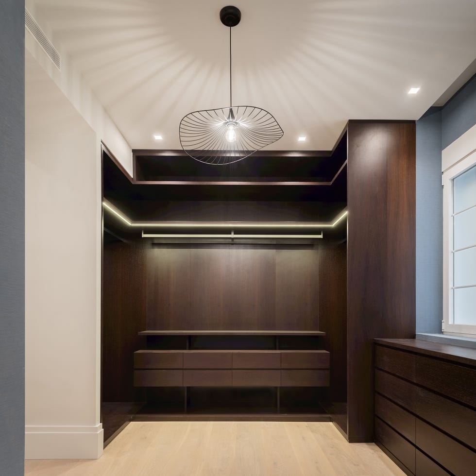 vestidor con armario de madera wengué