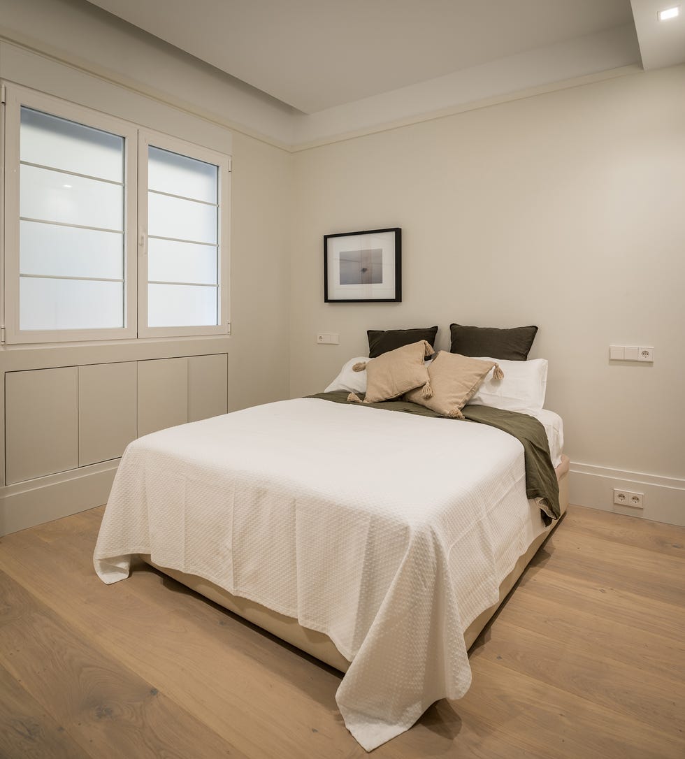 dormitorio decorado en tonos neutros