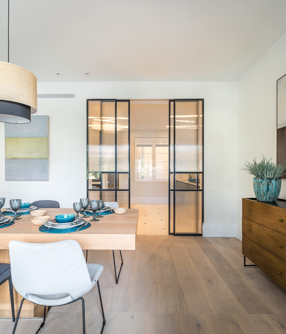 cocina abierta al salón mediante puertas correderas