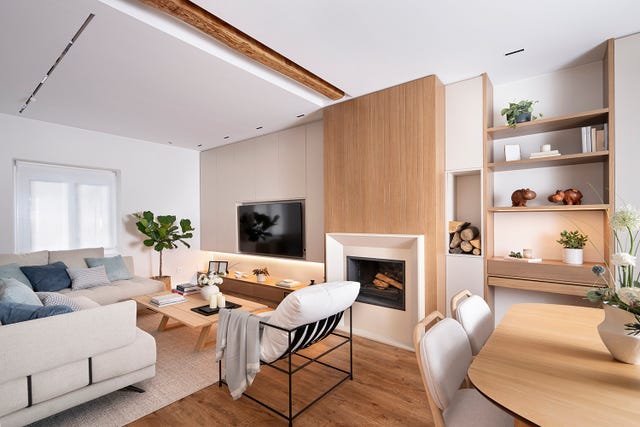 la reforma de este salón con chimenea es un ejemplo de cómo ganar metros en una planta baja