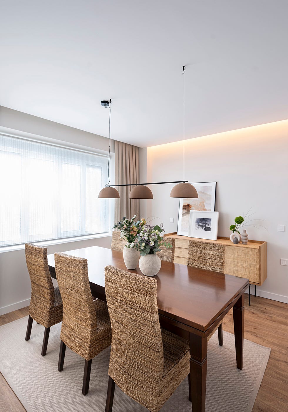 mesa de comedor de madera y sillas de fibras
