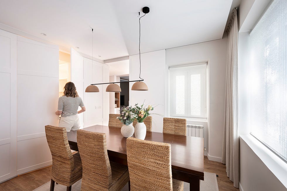 mesa de comedor de madera y sillas de fibras