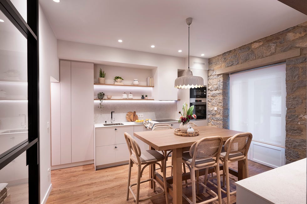 cocina blanca con office de madera