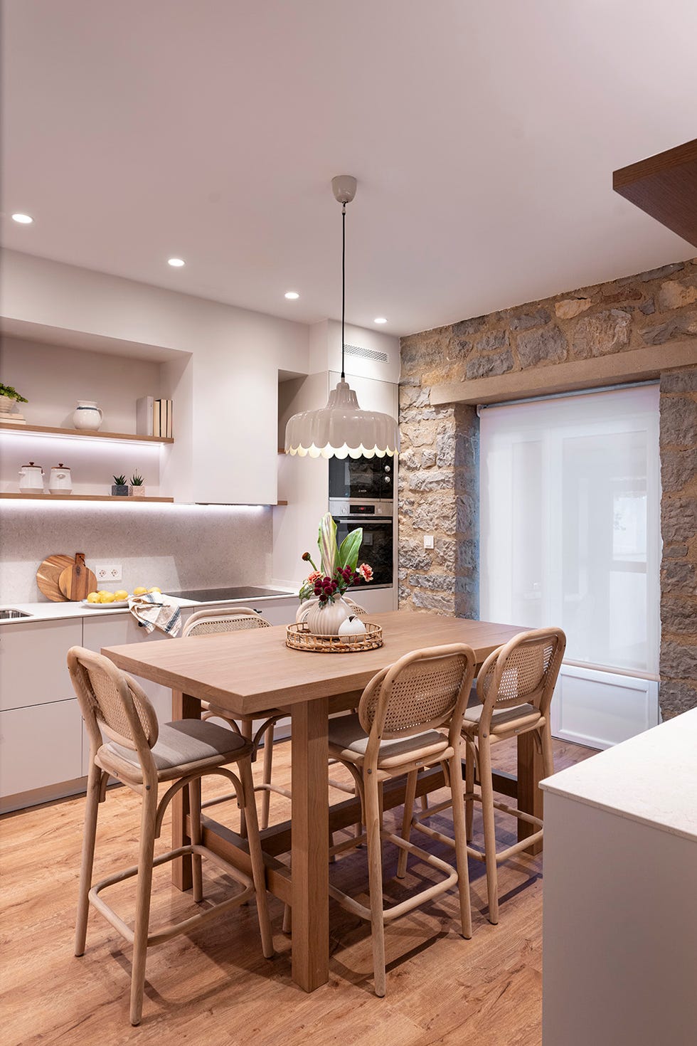 cocina blanca con office de madera