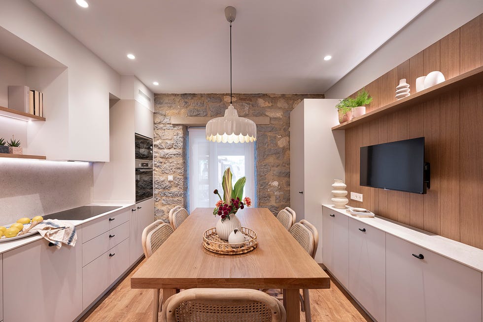 cocina blanca con office de madera