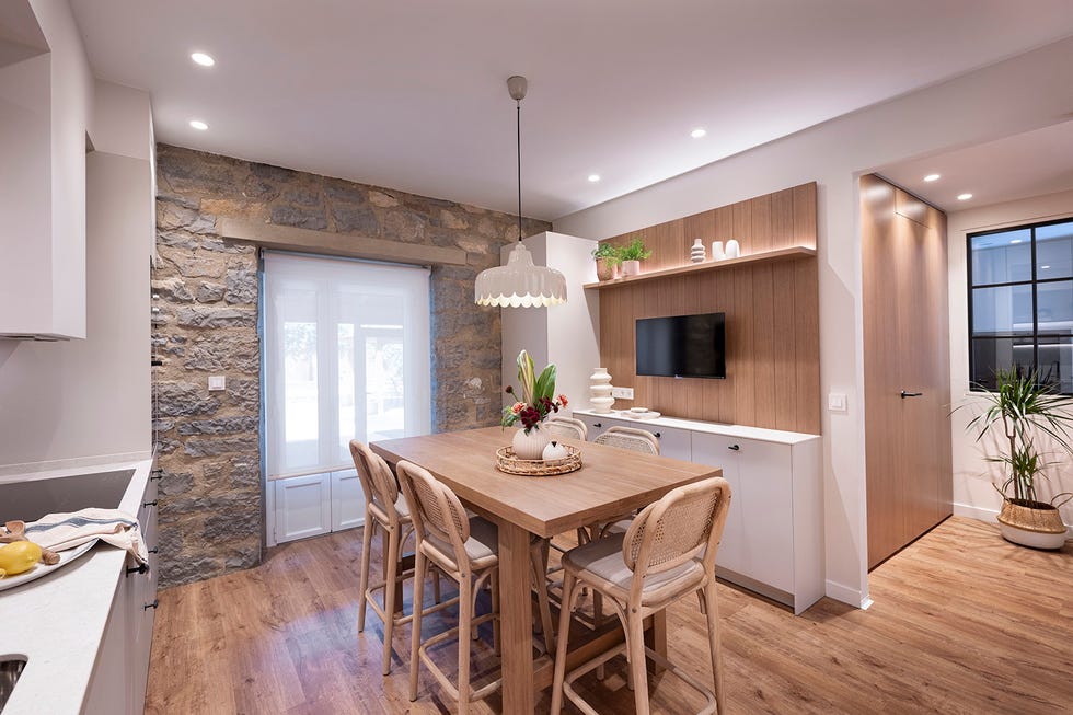 cocina blanca con office de madera