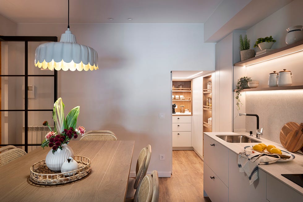 cocina blanca con office de madera