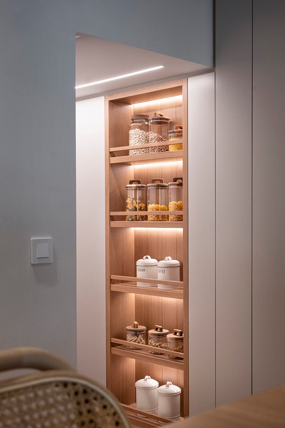 estantería de madera con iluminación led