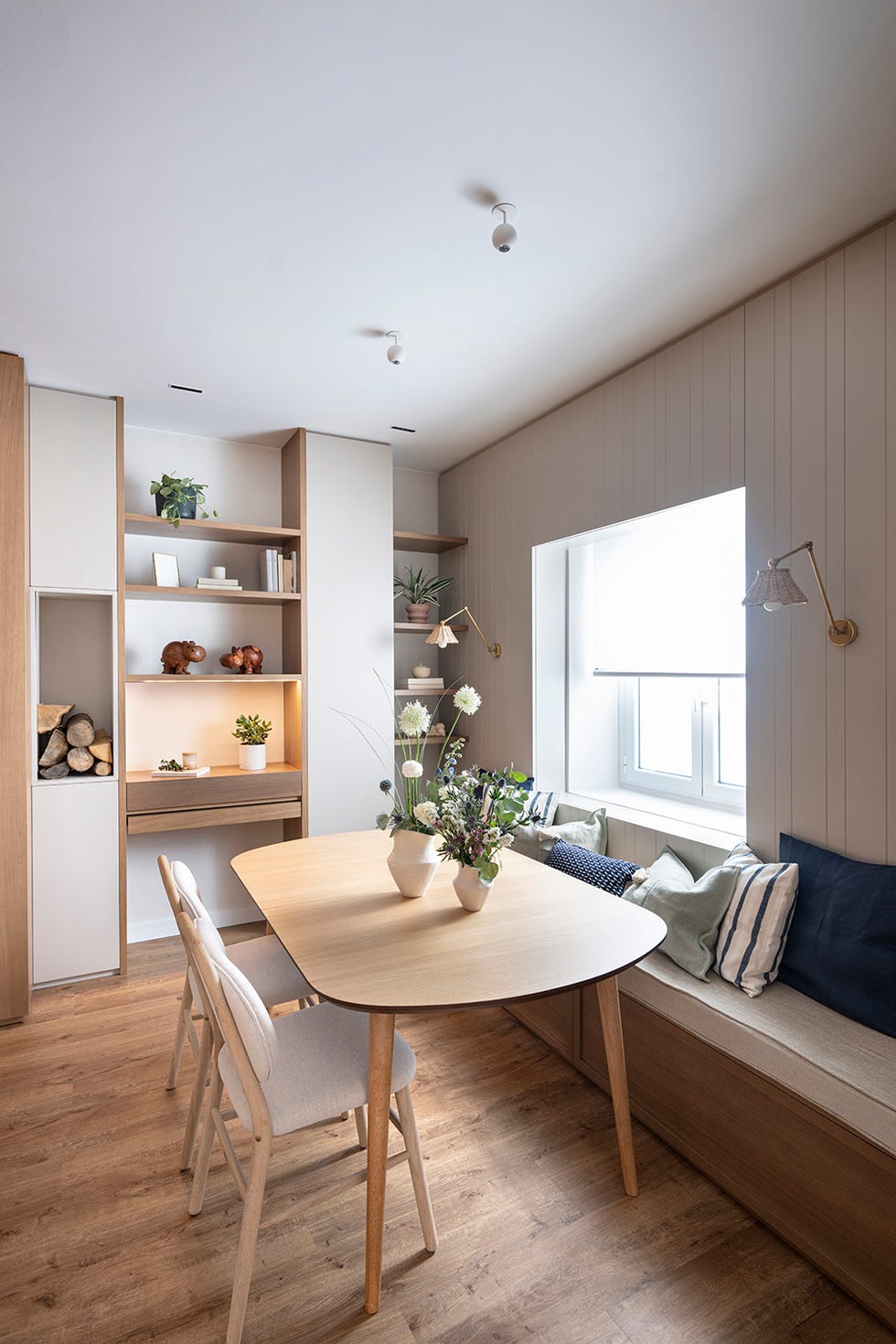 mesa de comedor de madera ovalada y banco con almacenaje